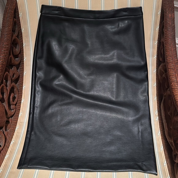 BLACK BANANA REPUBLIC FAUX LEATHER PENCIL SKIRT IN BLACK SIZE US 4 - Picture 4 of 15
